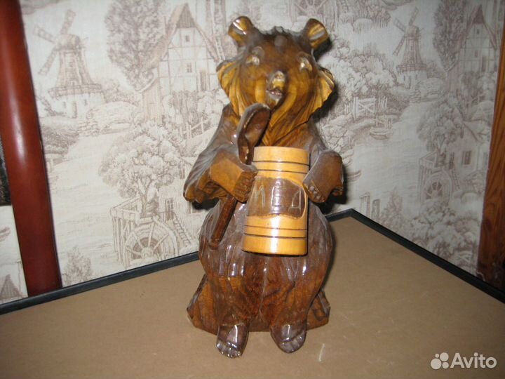 Деревянная фигура мишки с бочёнком