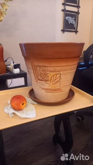 Большой цветочный горшок