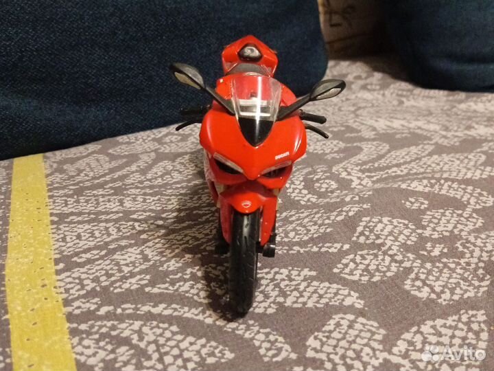 Модель собранного мотоцикла Ducati 1:12