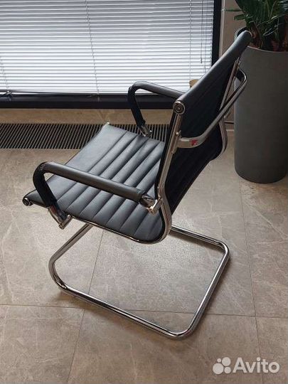 Офисное кожаное кресло