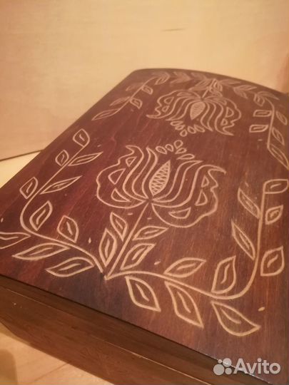 Большая старинная деревянная шкатулка