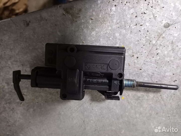 Механизм открывания лючка бензобака Renault Megane