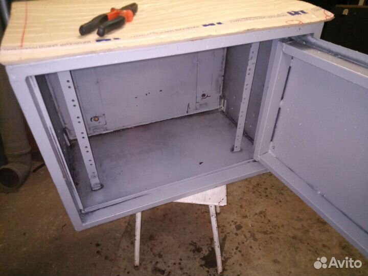 Железный шкаф-ящик