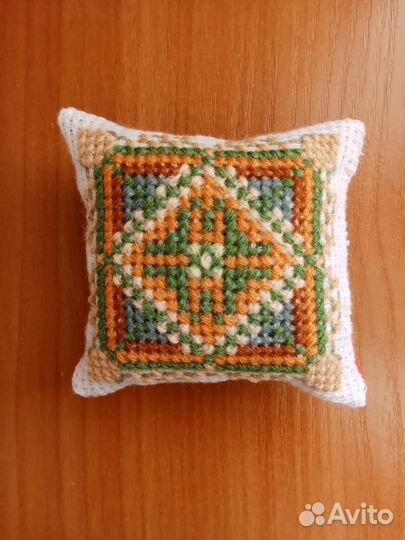 Игольница с вышивкой. Ручная работа