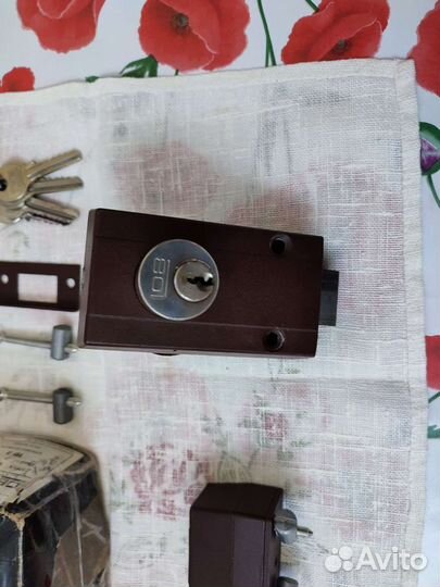 Замок дверной накладной