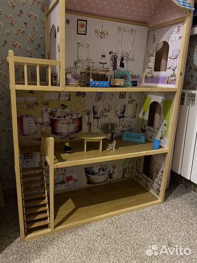 Большой кукольный домик с мебелью