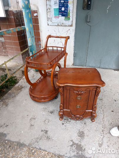 Сервировочный столик на колесиках