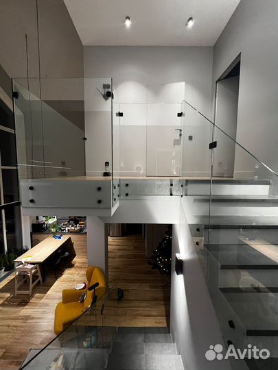 Ограждение лестницы из стекла