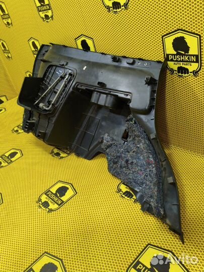 Обшивка багажника боковая нижняя правая Mitsubishi