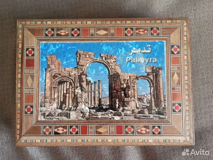 Деревянная шкатулка