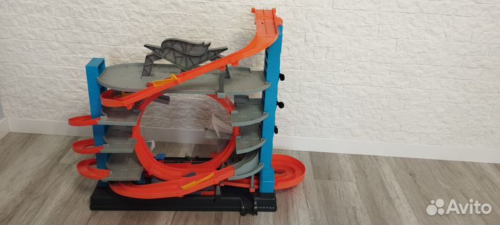 Игровой трек Hot Wheels Гараж Мега Акула