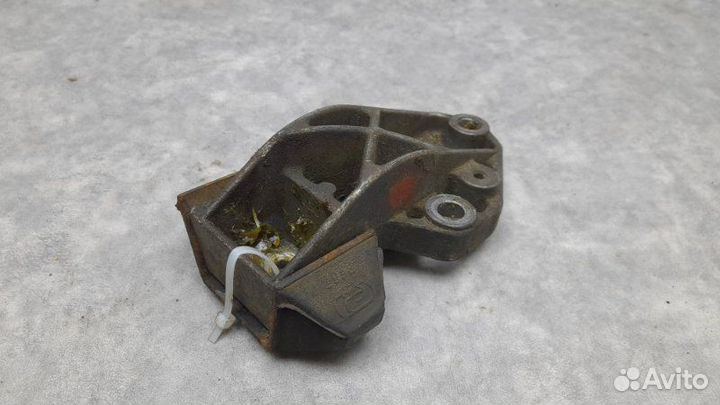 Кронштейн подушки двигателя правый Iran Khodro