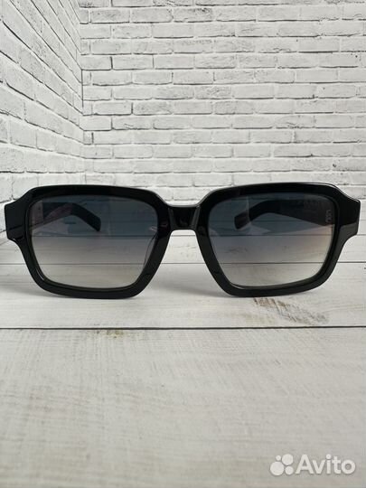 Солнцезащитные очки Prada