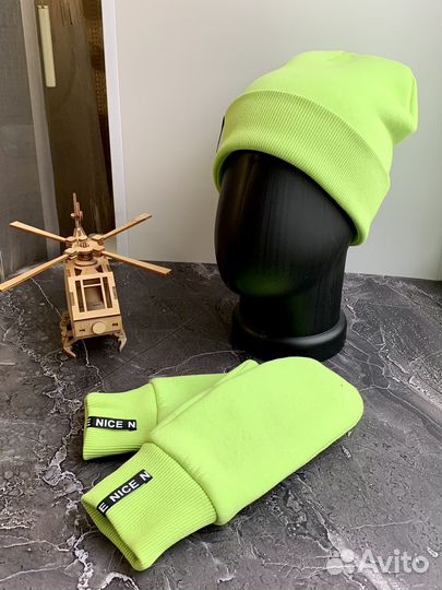 Шапка и варежки зеленый неон, новые