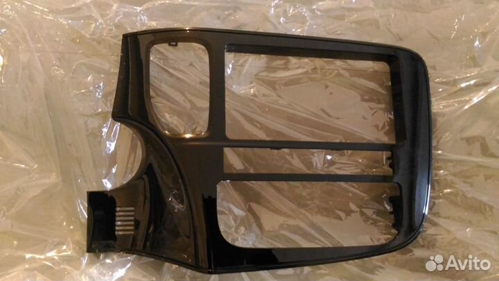 Рамка со штатной магнитолой на аутлендер 3 2017 го