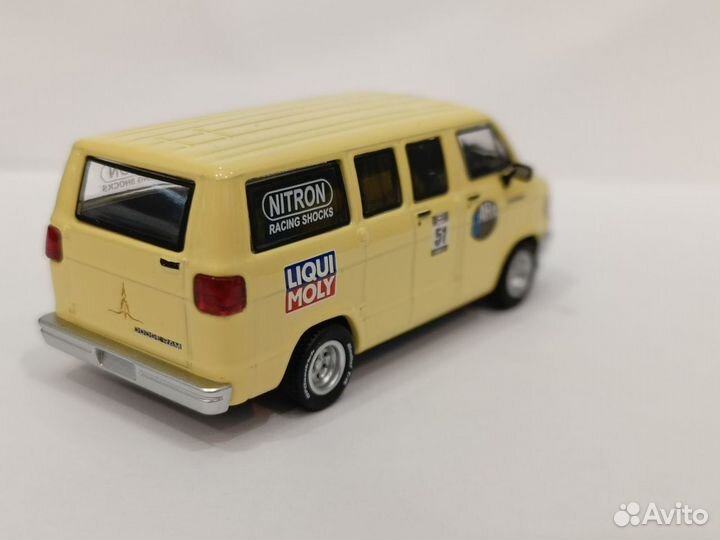 Модель Tarmac Works Dodge Van 1:64