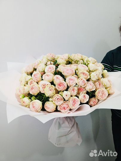 Букет из нежной пионовидной кустовой розы