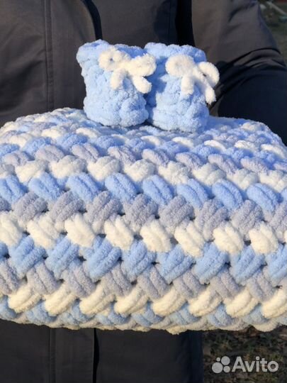 Плед, пинетки. Плюшевые, вязаные. Ручная работа