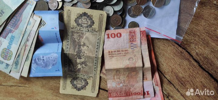Коллекция монет и купюр