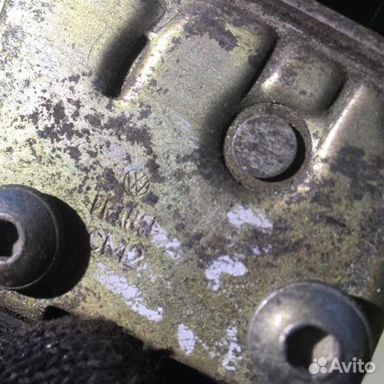 Замок двери передней левой Фольксваген Гольф 3 В