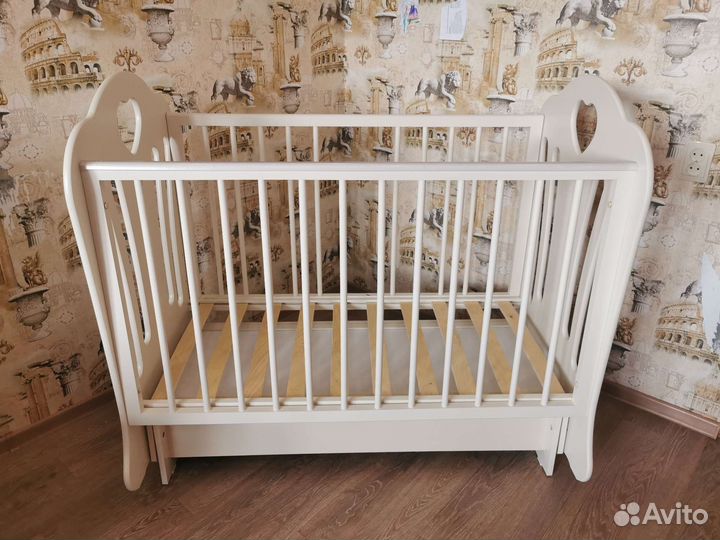 Детская кроватка с маятником и ящиком
