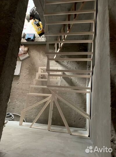 Металлические лестницы с поворотом