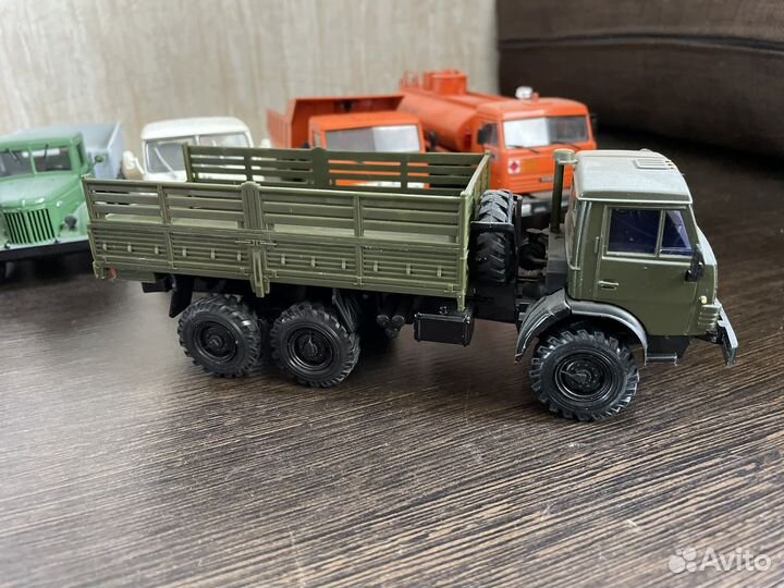 Модель автомобиля 1:43