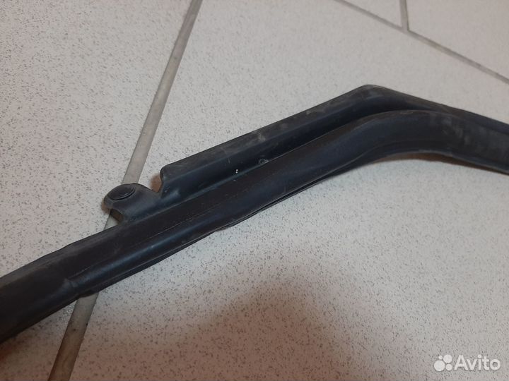 Уплотнитель двери передний правый RAV 4 30