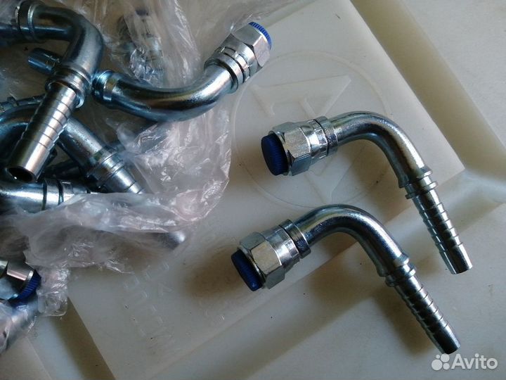 Штуцер переходник угловой на 16