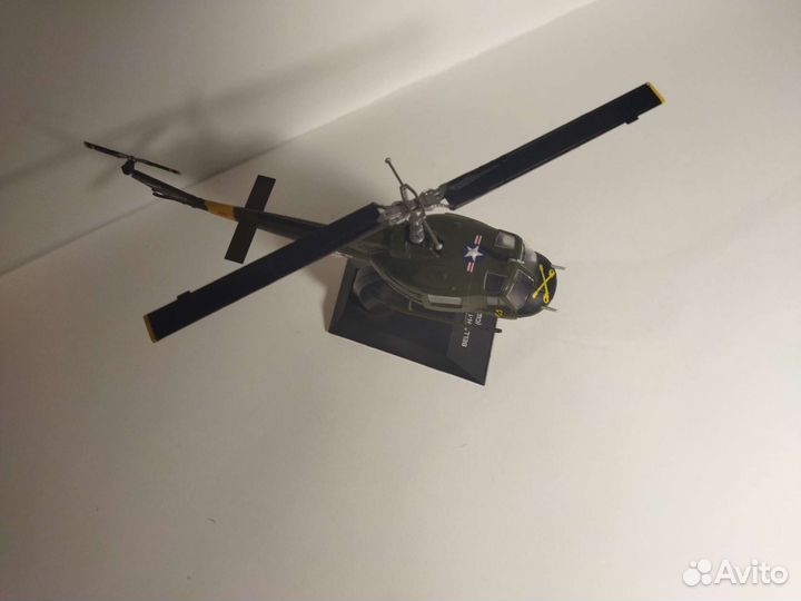 Коллекционная модель вертолёта bell uh-1 1/72