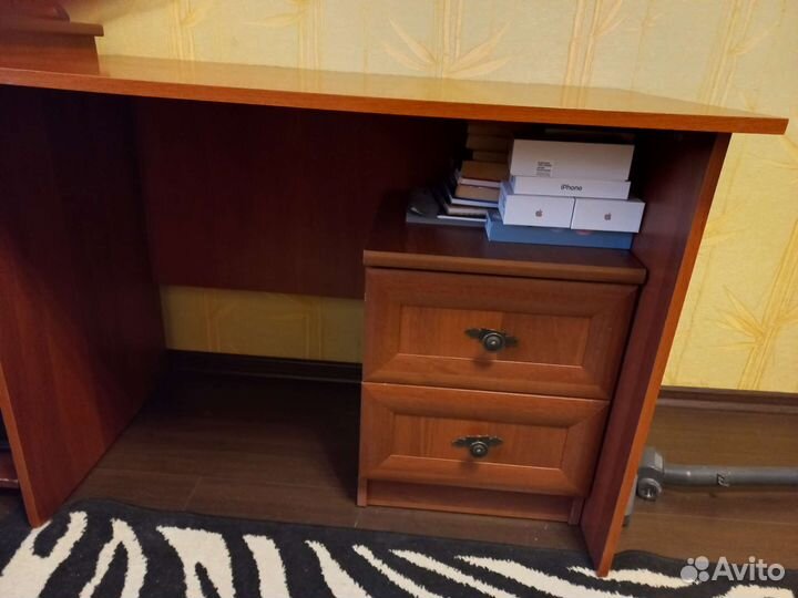 Письменный стол+тумбочка в идеальном состоянии