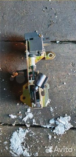 Замок стекла двери багажника 7L0827506 каен туарег