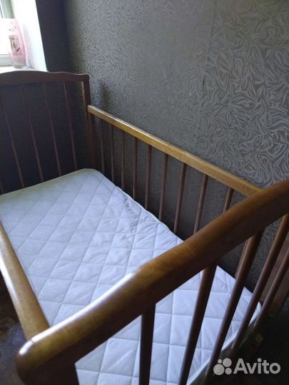 Детская кроватка с маятником