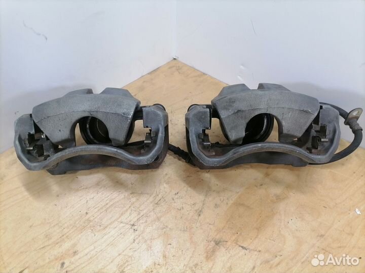 Передние тормозные суппорта Тойота Камри 40