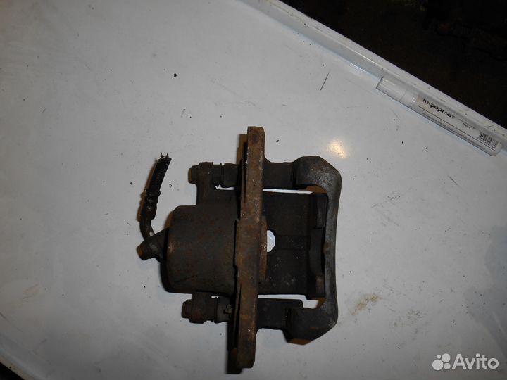 Передний правый суппорт Toyota Rav4 Тойота Рав4