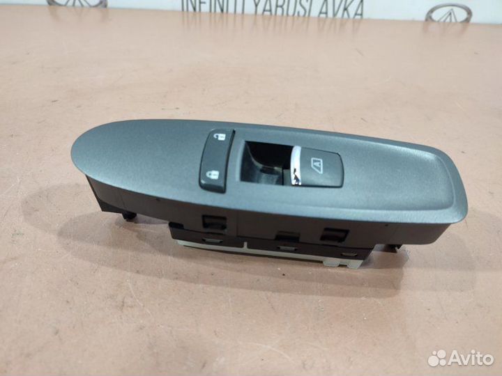 Кнопки стеклоподъёмника передние правые Infiniti