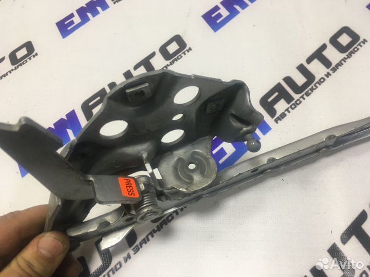 Петля капота правая Мерседес Бенз W210