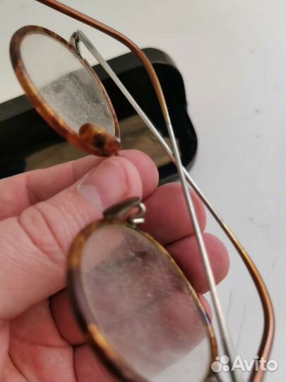 Старинные очки в футляре