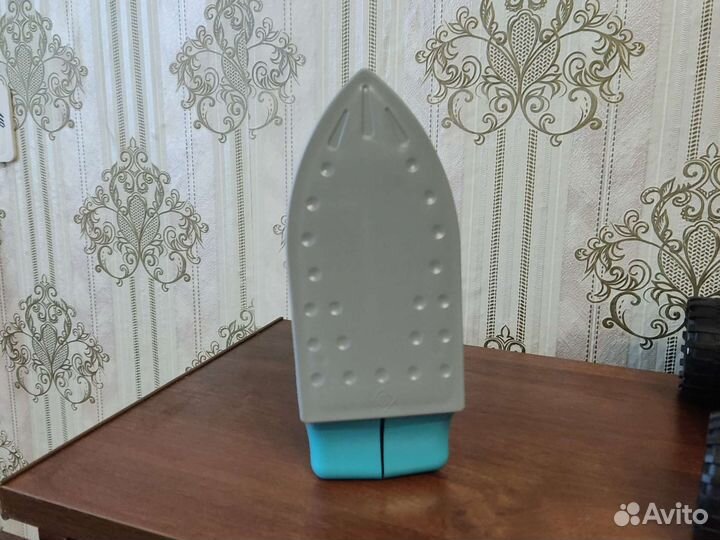 Пакет игрушек: трактор, гоночная машина, утюг