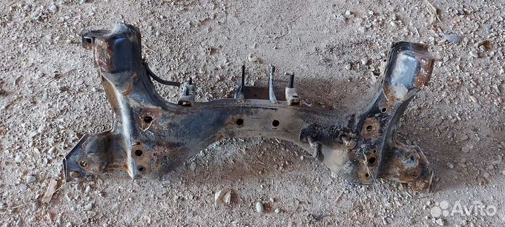 Подрамник передний на Kia Shuma