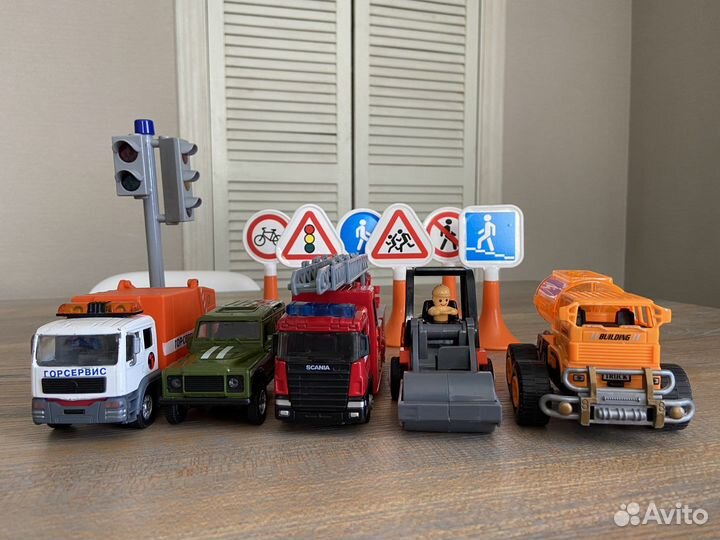 Набор машинок с светофором и дорожными знаками