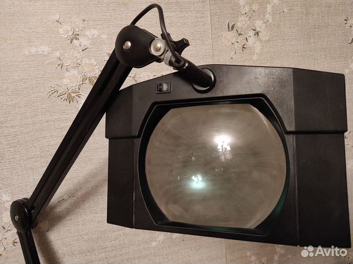 Лампа лупа на струбцине