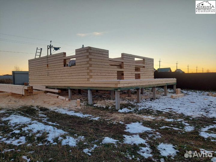 Срубы дома 8х8 из бруса с крыльцом и балконом