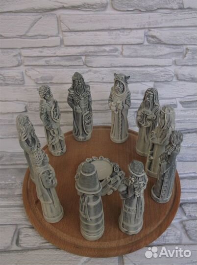 Фигурки кумиры Славянских богов у костра святилище