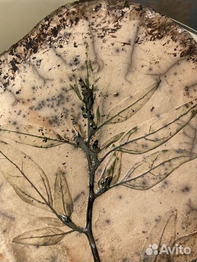 Керамическая тарелочка с отпечатком травы