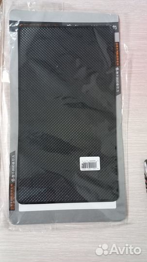 Противоскользящий коврик на панель автомобиля