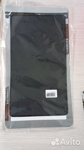 Противоскользящий коврик на панель автомобиля