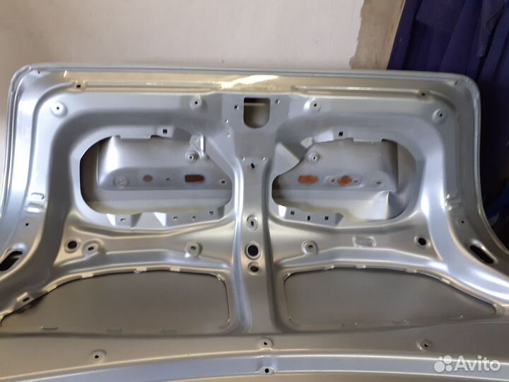 Крышка багажника Тойета авенсис 2