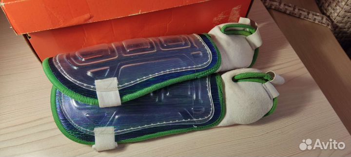 Щитки футбольные