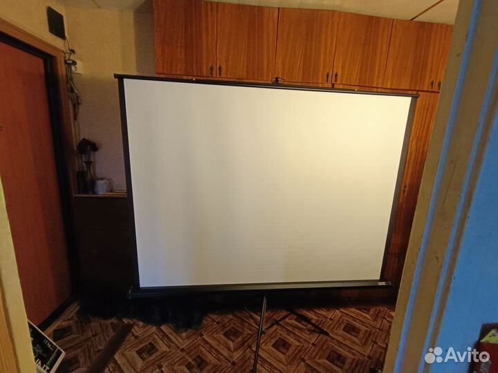 Экран для проектора на штативе
